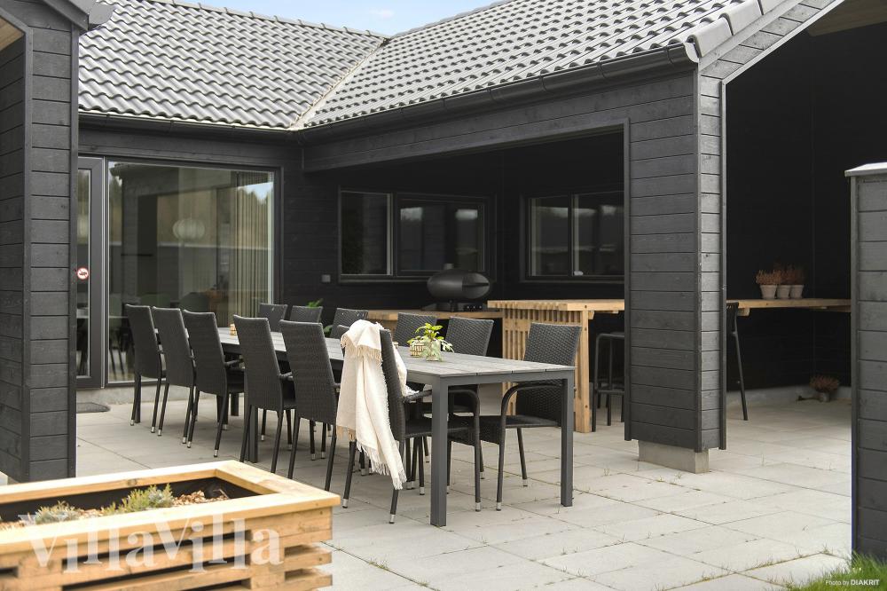 På terrassen i sommarhus nr 698 finns det plats för upp till 14 gäster.