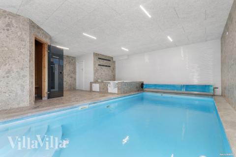 Sommarstuga 247 är inredd med en smakfull poolavdelning som har vattenrutschbana, ett stort inbyggt spapad och bastu