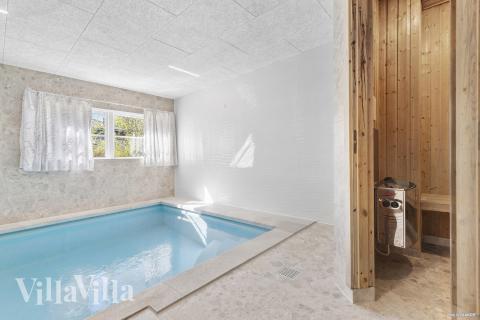 Den härliga poolen i lyxstuga nr 247 för 20 personer