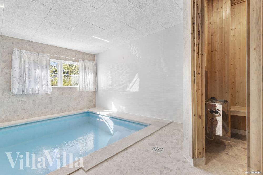 Den härliga poolen i lyxstuga nr 247 för 20 personer