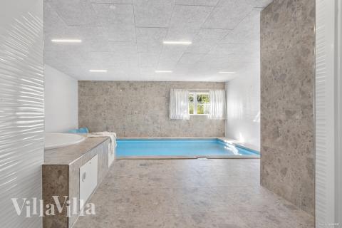 Ta ett dopp i poolen i lyxhus nr 247 i Østjylland.