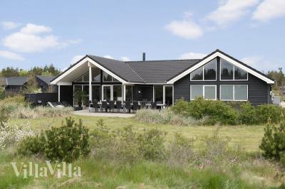 Den praktfulla poolstugan nr 456 med plats för 20 personer ligger i Vestjylland