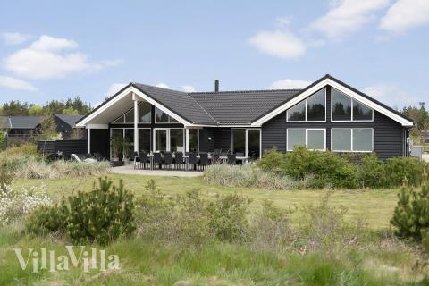 Den praktfulla poolstugan nr 456 med plats för 20 personer ligger i Vestjylland