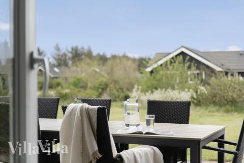 Lyxstuga nr 456 har en härlig terrass med sköna trädgårdsmöbler för 20 personer.