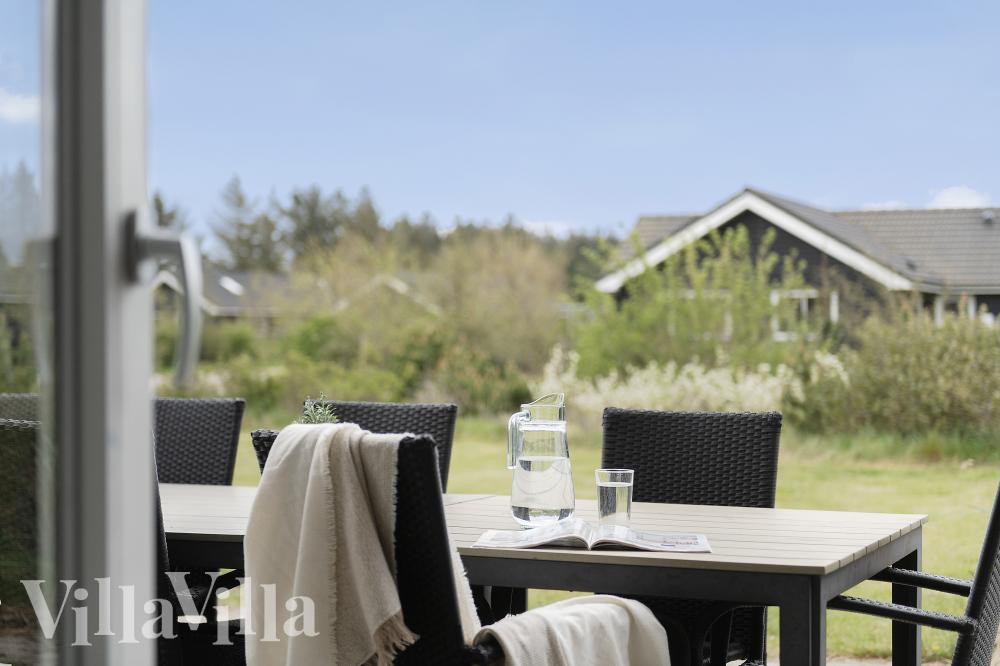 Lyxstuga nr 456 har en härlig terrass med sköna trädgårdsmöbler för 20 personer.