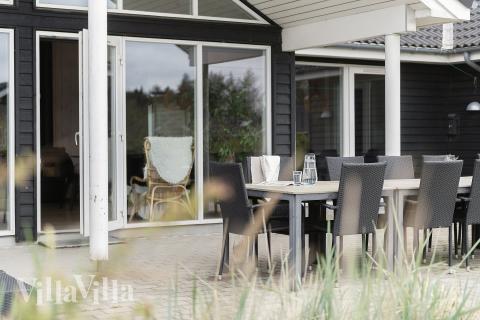 Njut av en grillkväll på terrassen i lyxstuga nr 456 i Vestjylland