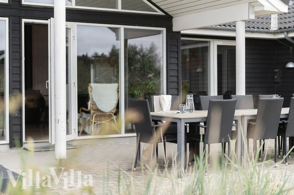 Njut av en grillkväll på terrassen i lyxstuga nr 456 i Vestjylland