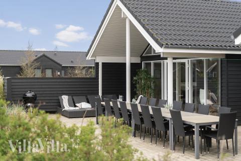 På terrassen i sommarhus nr 456 finns det plats för upp till 20 gäster.