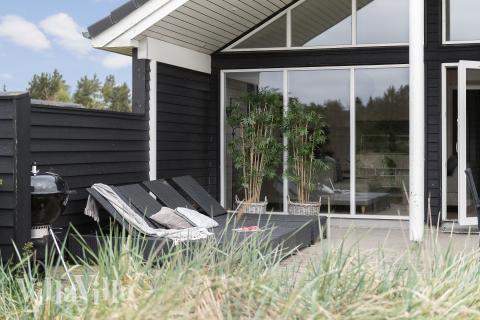 Stor terrass i lyxstuga nr 456 i Vestjylland.
