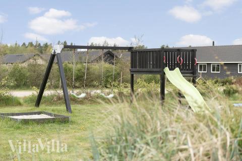 Till den trevliga sommarstugan nr 456 i Vestjylland erbjuds en mängd utomhusaktiviteter, t.ex. lektorn och gungor