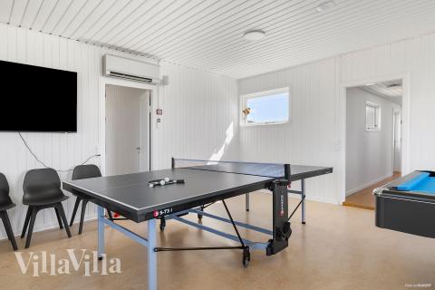 Aktivitetsrum i lyxstuga nr 952 med 11 sovrum och plats för 30 personer.