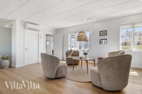 I soffhörnan i lyxstuga 952 i Nordjylland kan ni spela brädspel eller titta på film tillsammans.