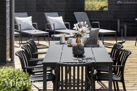 Njut av en grillkväll på terrassen i lyxstuga nr 931 i Østjylland