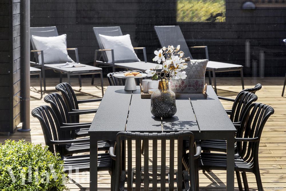 Njut av en grillkväll på terrassen i lyxstuga nr 931 i Østjylland