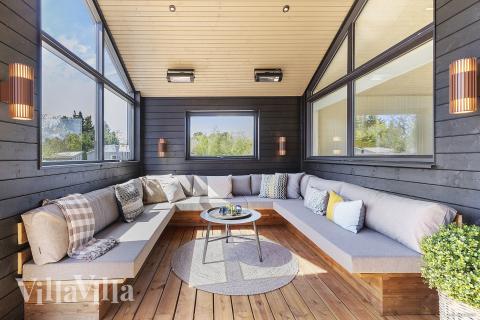 På terrassen i sommarhus nr 931 finns det plats för upp till 14 gäster.