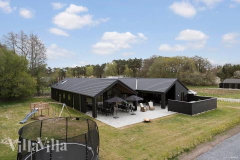 Den praktfulla poolstugan nr 622 med plats för 18 personer ligger i Bornholm