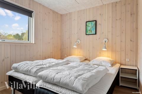 Ett av de 7 utmärkta sovrummen i lyxstuga nr 622 i Bornholm.