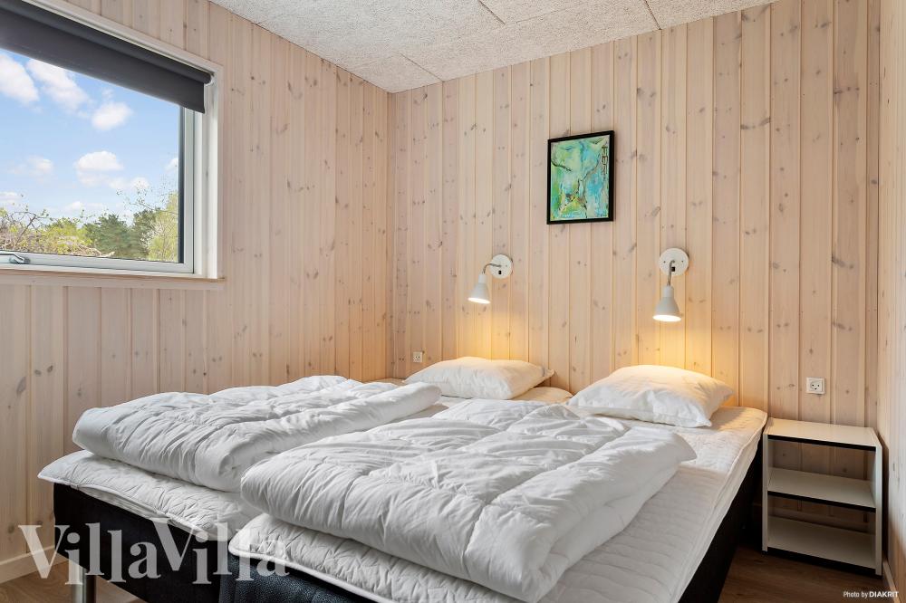Ett av de 7 utmärkta sovrummen i lyxstuga nr 622 i Bornholm.
