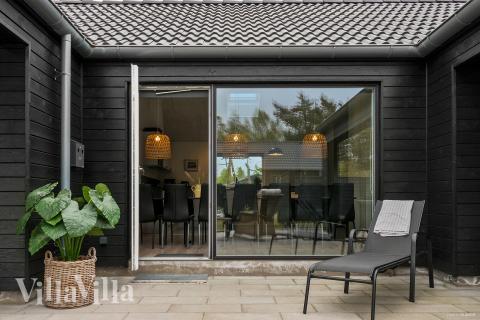 Lyxstuga nr 622 har en härlig terrass med sköna trädgårdsmöbler för 18 personer.