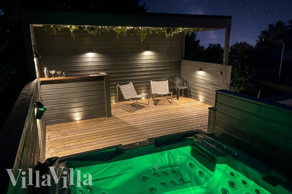 Njut av bubbelpoolen i lyxstuga nr 926 i Østjylland.