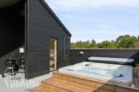Njut av spabadets värme i lyxstuga nr 960 i Lolland/Falster/Møn
