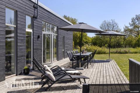 Njut av en grillkväll på terrassen i lyxstuga nr 946 i Østjylland