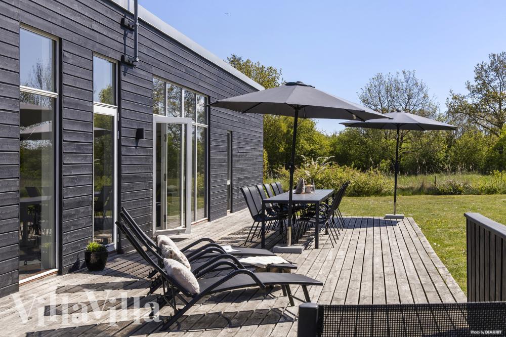 Njut av en grillkväll på terrassen i lyxstuga nr 946 i Østjylland