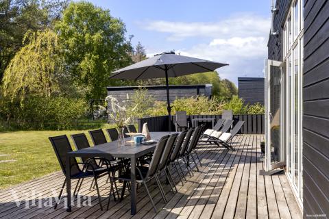 Stor terrass i lyxstuga nr 946 i Østjylland.