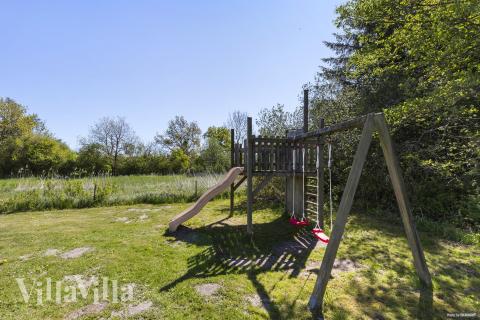 På terrassen i sommarhus nr 946 finns det plats för upp till 12 gäster.