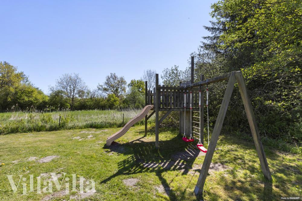 På terrassen i sommarhus nr 946 finns det plats för upp till 12 gäster.