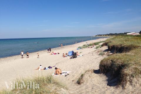 Stranden i närheten av lyxhus 946.