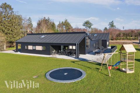 Den praktfulla poolstugan nr 967 med plats för 22 personer ligger i Østjylland