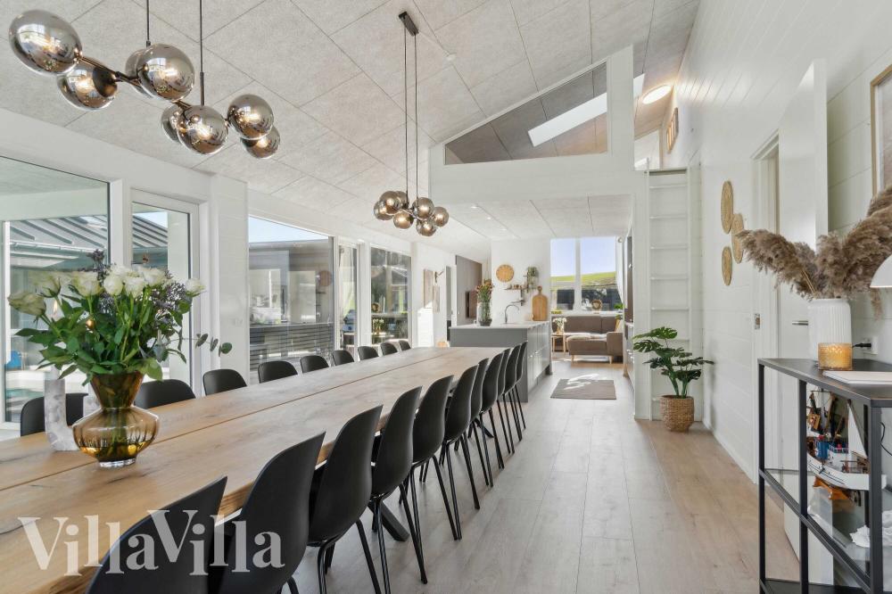 Det stora ljusa vardagsrummet i lyxstuga nr 967 för 22.