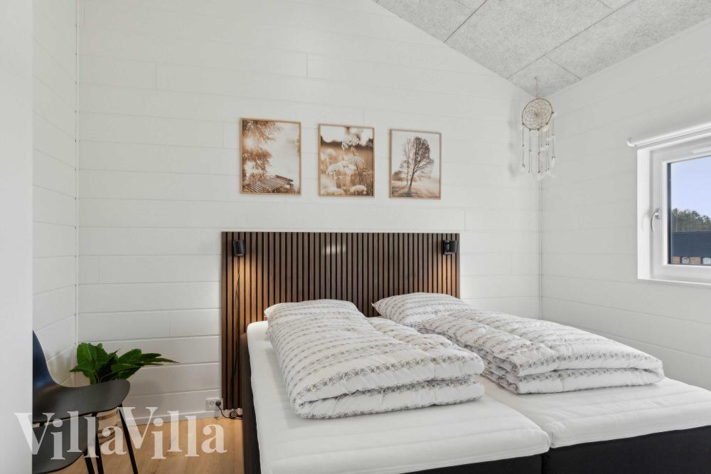 Ett av de 7 utmärkta sovrummen i lyxstuga nr 967 i Østjylland.