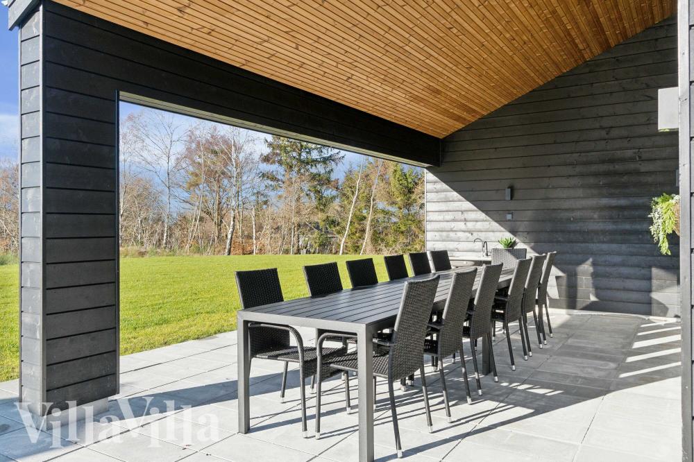 På terrassen i sommarhus nr 967 finns det plats för upp till 22 gäster.