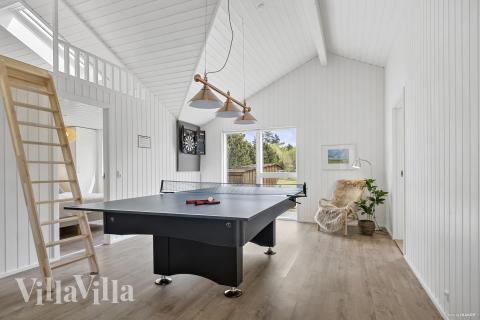 Förutom de många timmar som du kan tillbringa i stugans poolavdelning erbjuder lyxstuga 935 även biljard, bordtennis och dart