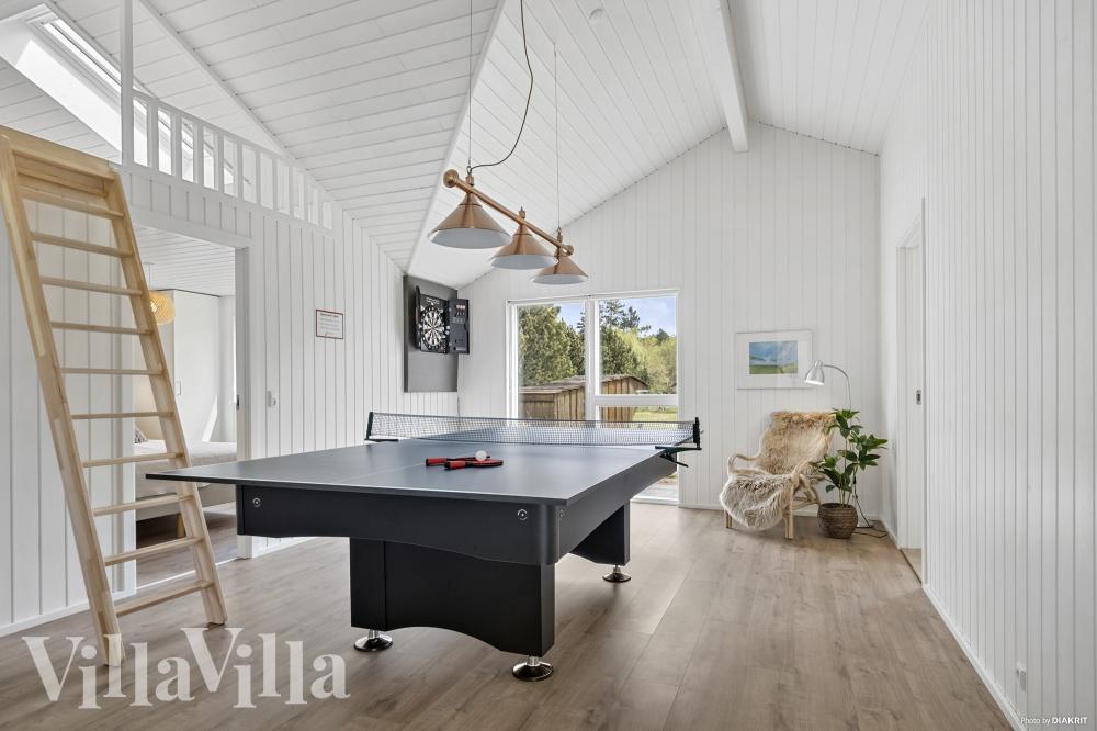 Förutom de många timmar som du kan tillbringa i stugans poolavdelning erbjuder lyxstuga 935 även biljard, bordtennis och dart