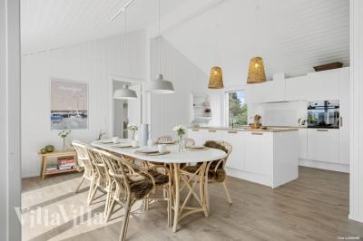 Det stora ljusa vardagsrummet i lyxstuga nr 935 för 10.