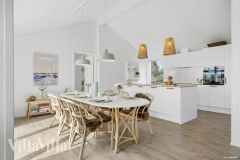 Det stora ljusa vardagsrummet i lyxstuga nr 935 för 10.