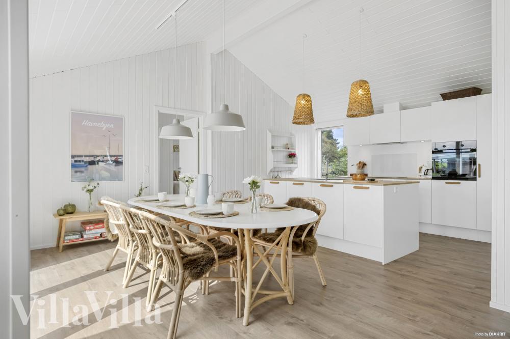 Det stora ljusa vardagsrummet i lyxstuga nr 935 för 10.