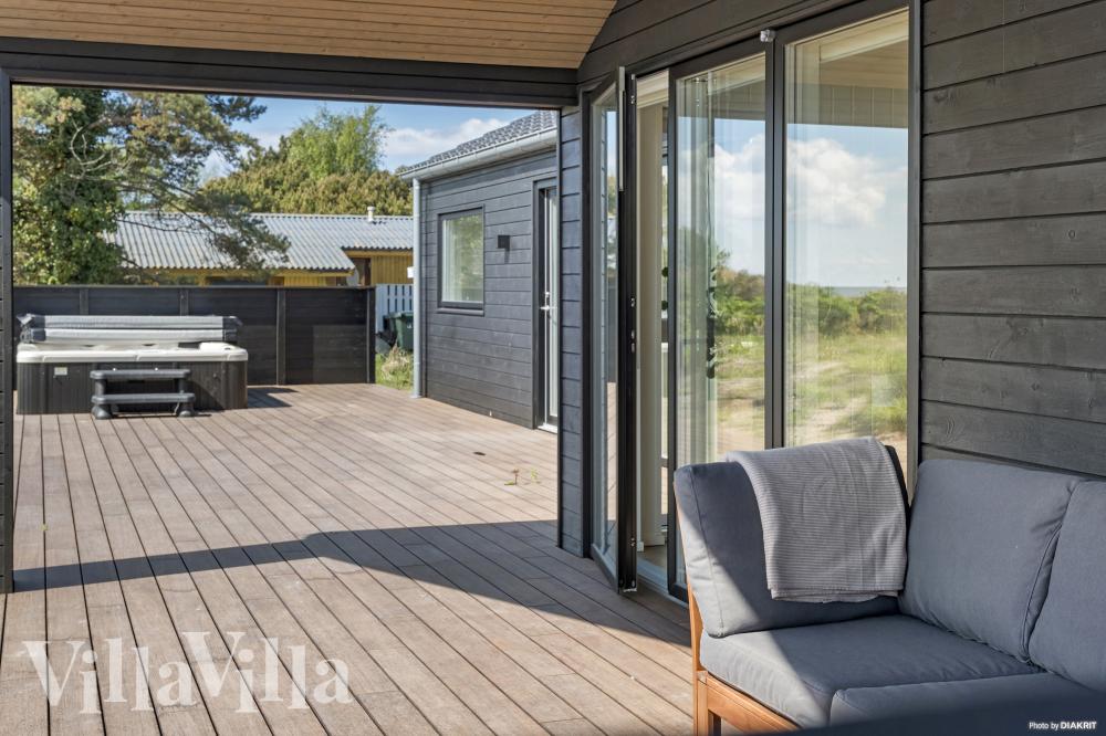 Njut av en grillkväll på terrassen i lyxstuga nr 935 i Nordsjälland