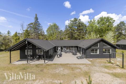 Den praktfulla poolstugan nr 351 med plats för 22 personer ligger i Nordsjälland