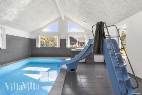 Sommarstuga 351 är inredd med en smakfull poolavdelning som har vattenrutschbana, ett stort inbyggt spapad och bastu