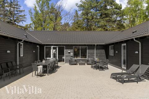 Njut av en grillkväll på terrassen i lyxstuga nr 351 i Nordsjälland