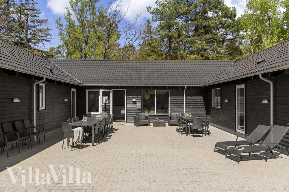 Njut av en grillkväll på terrassen i lyxstuga nr 351 i Nordsjälland