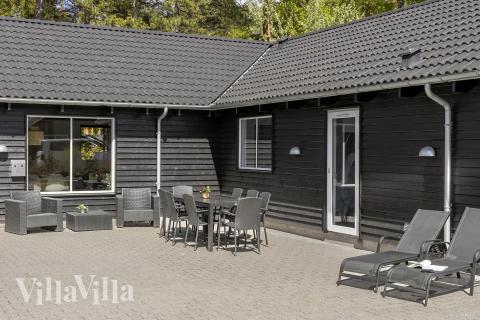 På terrassen i sommarhus nr 351 finns det plats för upp till 22 gäster.