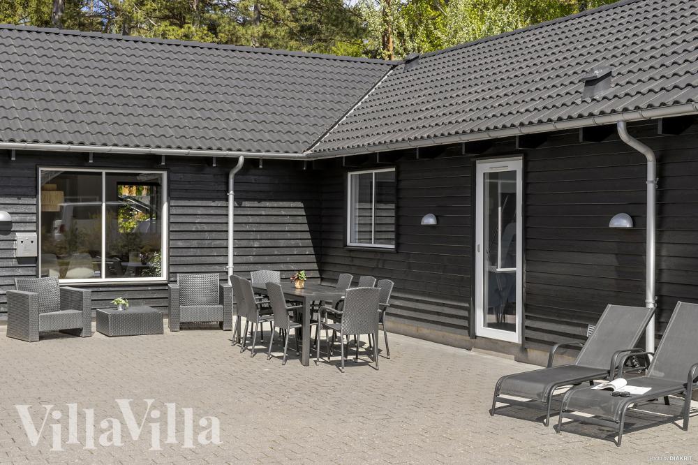 På terrassen i sommarhus nr 351 finns det plats för upp till 22 gäster.