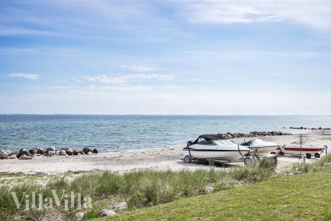 Den vackra stranden i närheten av lyxhus 975 vid Fyn och öar.