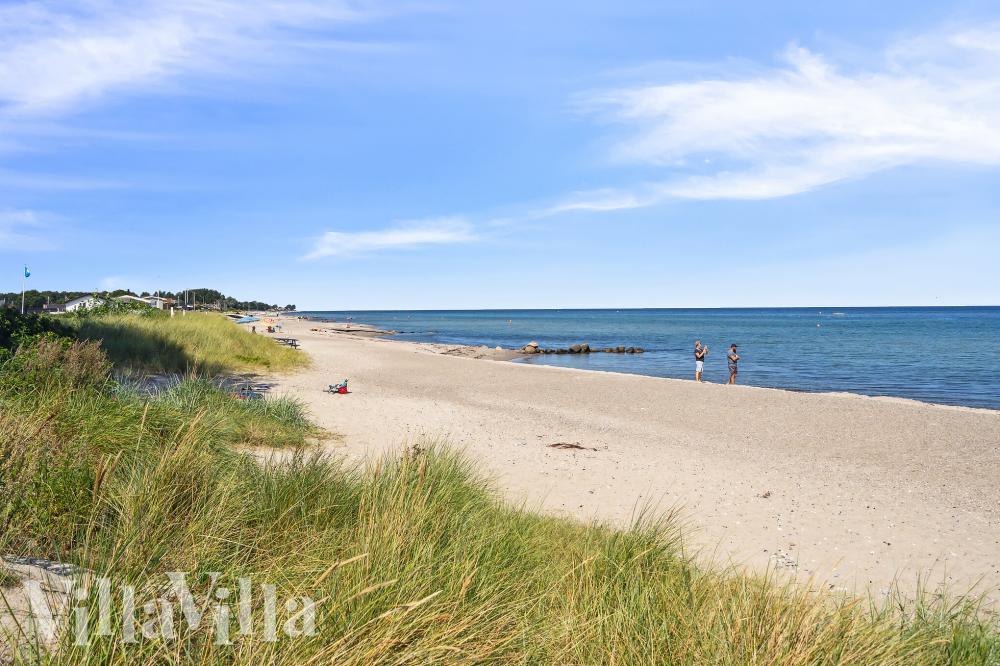 Stranden i närheten av lyxhus 975.