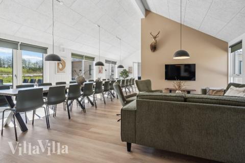 I soffhörnan i lyxstuga 962 i Lolland/Falster/Møn kan ni spela brädspel eller titta på film tillsammans.